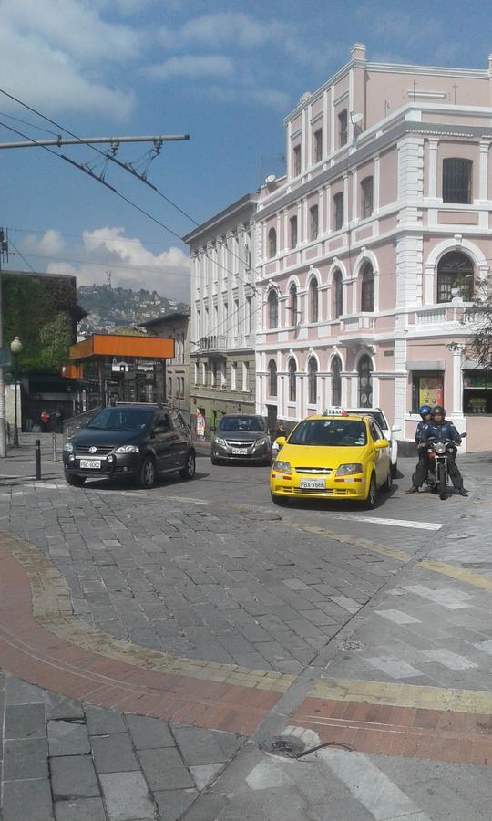Hostal Mediodia Quito Exterior foto